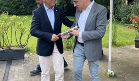 Der scheidende Präsident Frank Kröger (rechts) übergibt des Stab an seinen Nachfolger Ulf Kipcke.