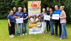 Strahlende Gesichter bei der Scheckübergabe.