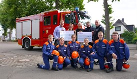 Strahlende Gesichter bei der Scheckübergabe