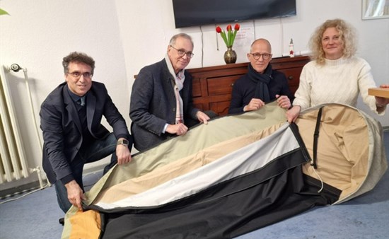 Melanie Popp präsentierte den ersten Sheltersuit.